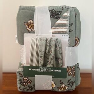 Casual Living Reversible Luxe Plush Throw